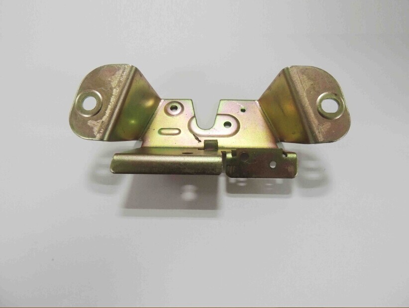 五金冲压汽车后尾箱锁舌侧面